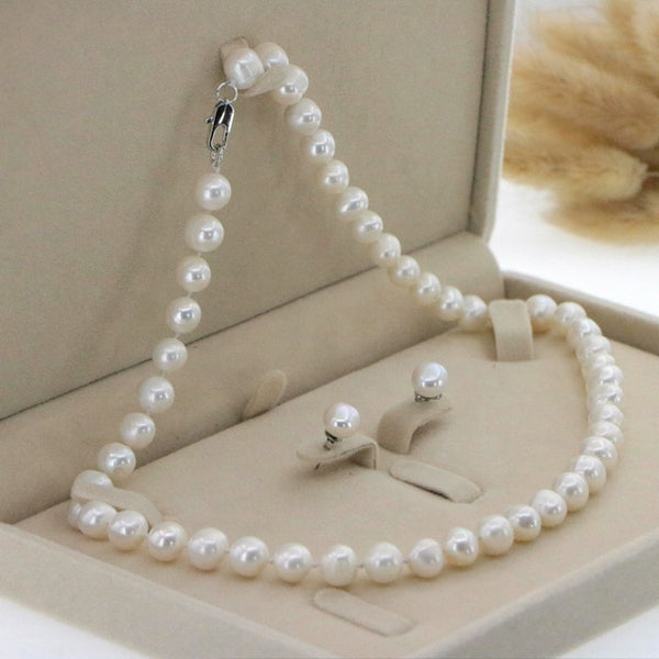 Hermoso collar de perlas blancas